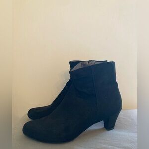 Aerosoles Women's Shore Fit Booties Mid Black Faux Suede Size 8 Heelrest